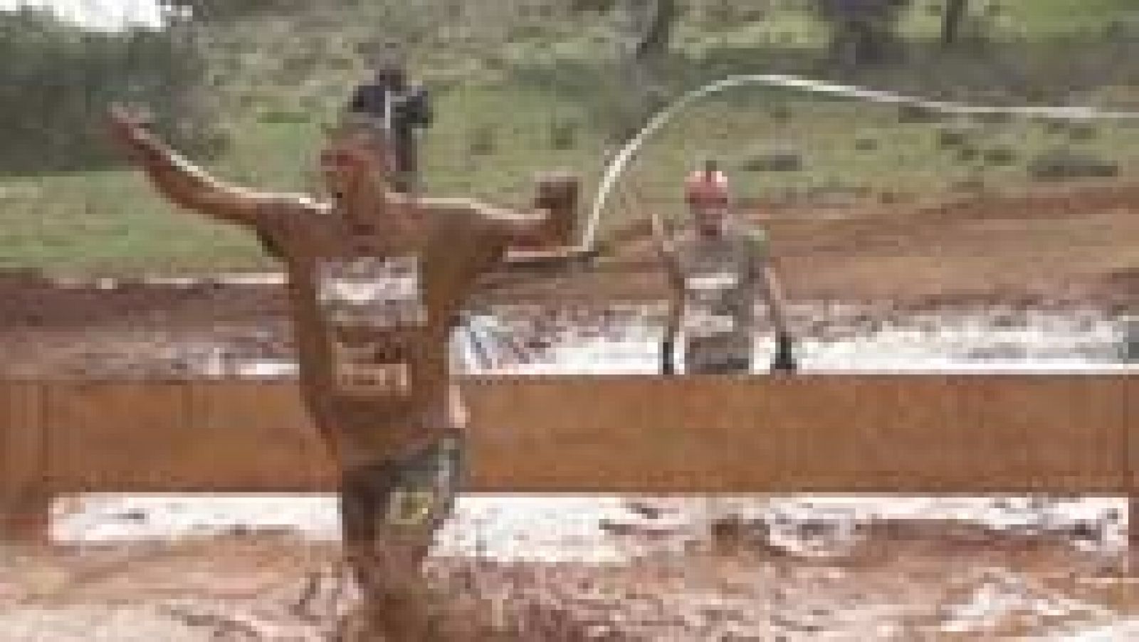 Se celebra en la base militar de El Goloso 'The Mud Day', la carrera de obstáculos más importante del mundo