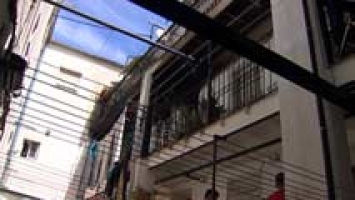 Un incendio en una vivienda de Vallecas deja a una madre y su hijo de tres años heridos muy graves