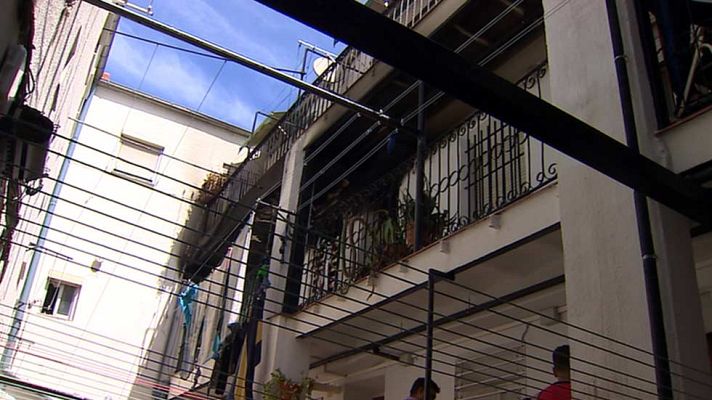 Telediario 1 - Un incendio en una vivienda de Vallecas deja a una madre y su hijo de tres años heridos muy graves