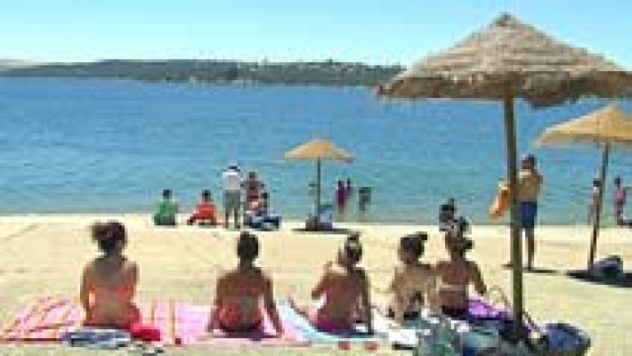 La 'playa' de Orellana la Vieja, en Badajoz, bandera azul por séptimo año consecutivo