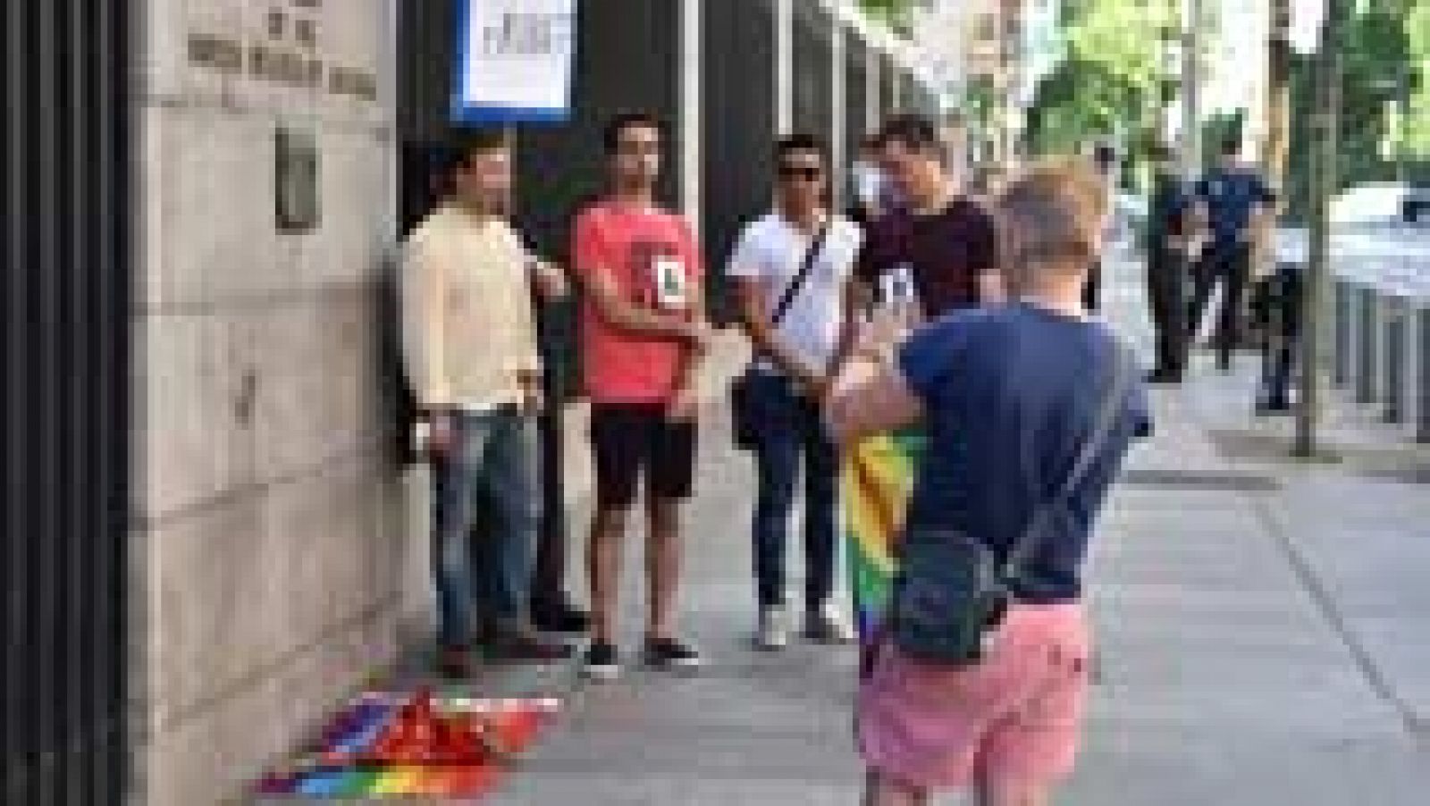 Telediario 1: Concentraciones de la comunidad LGTB condenando la masacre en el club 'Pulse' | RTVE Play