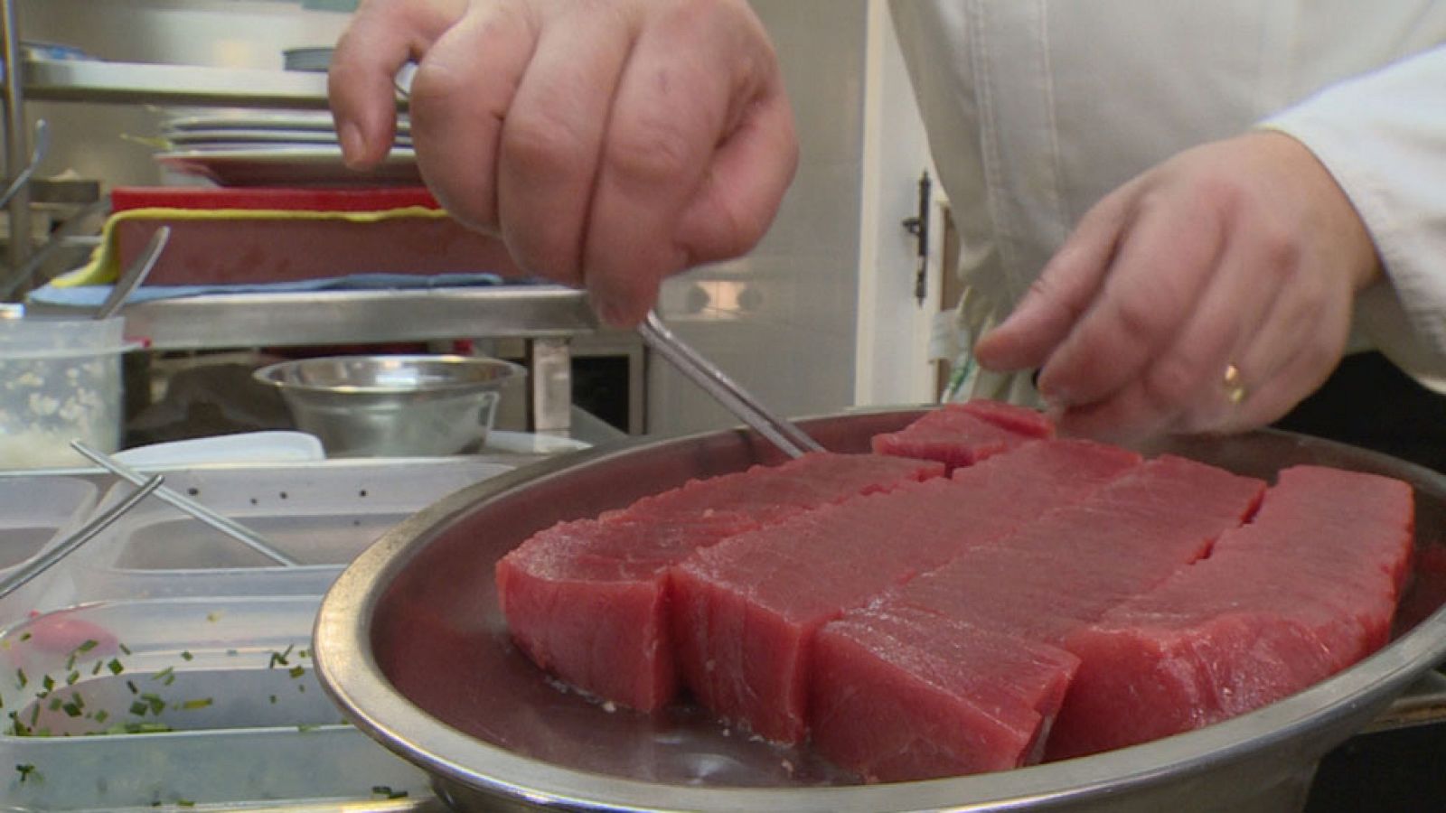 Los reporteros de `Teleobjetivo¿ investigan por qué el 73 % del atún rojo que se vende en los supermercados no lo es, el fraude que existe al comercializar como buey lo que realmente es carne de vaca vieja y los peligros para la salud pública.