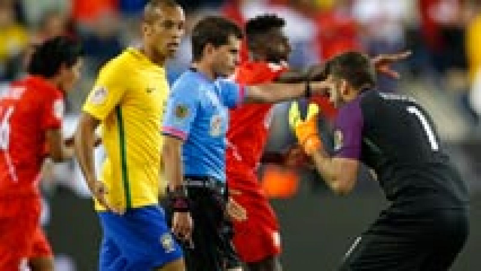 Perú elimina a Brasil con una 'mano de Dios' | Ver