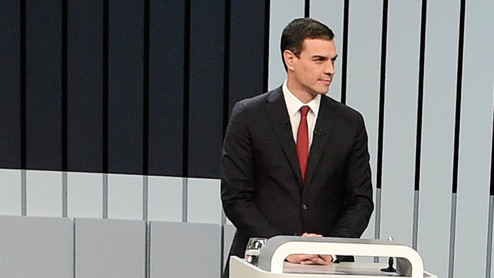 Iglesias a Sánchez: "Elija si quiere gobernar con nosotros o con el PP; se equivoca de adversario"