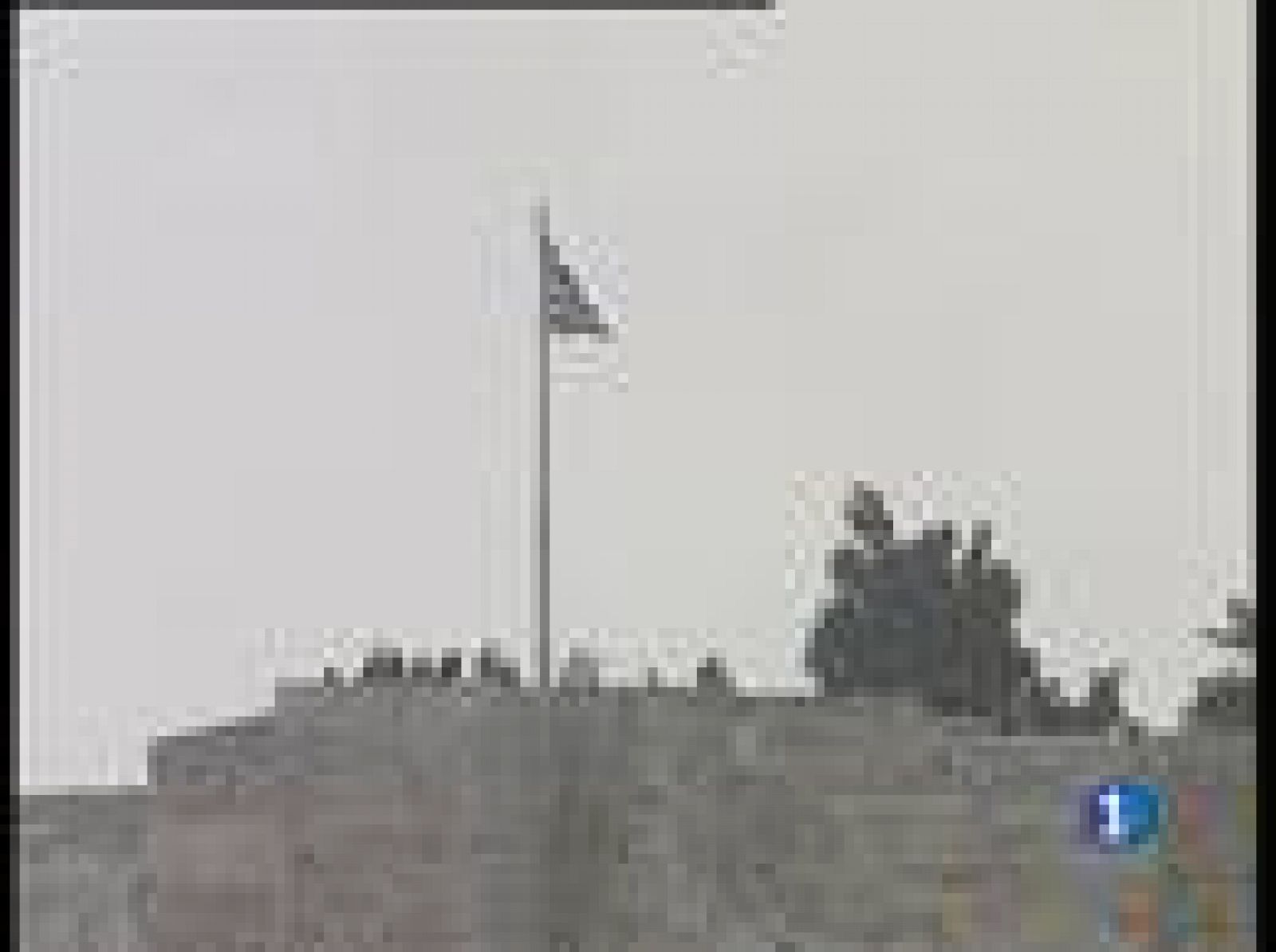 Un grupo de unos 60 jóvenes ha colocado una pancarta gigante en el muro del recinto arqueológico de la Acrópolis de Atenas con el lema de 'Resistencia'