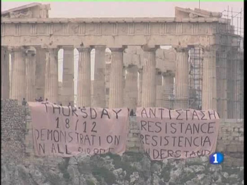  Un grupo de unos 60 jóvenes ha colocado una pancarta gigante en el muro del recinto arqueológico de la Acrópolis de Atenas con el lema de 'Resistencia'