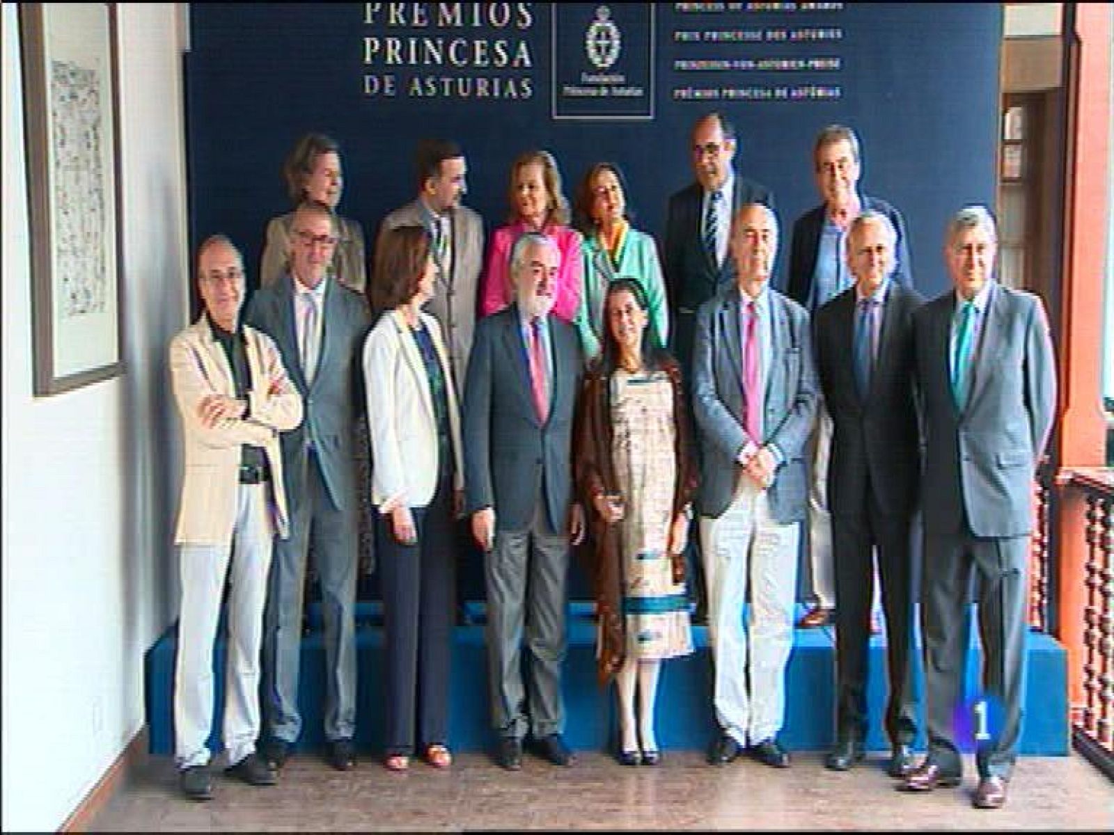  21 candidaturas de 16 nacionalidades optan este año al premio  princesa de asturias de las letras que se fallará mañana.. Han sonado los nombres  del poeta y novelista leonés Andrés Trapiello, y también el de escritor estadounidense Richard Ford y el polaco Adam Zagajewsky. Mañana a las doce tendremos al ganador.