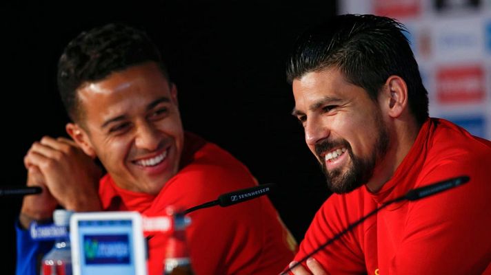  - 'Nolito' y Thiago, rendidos a Iniesta