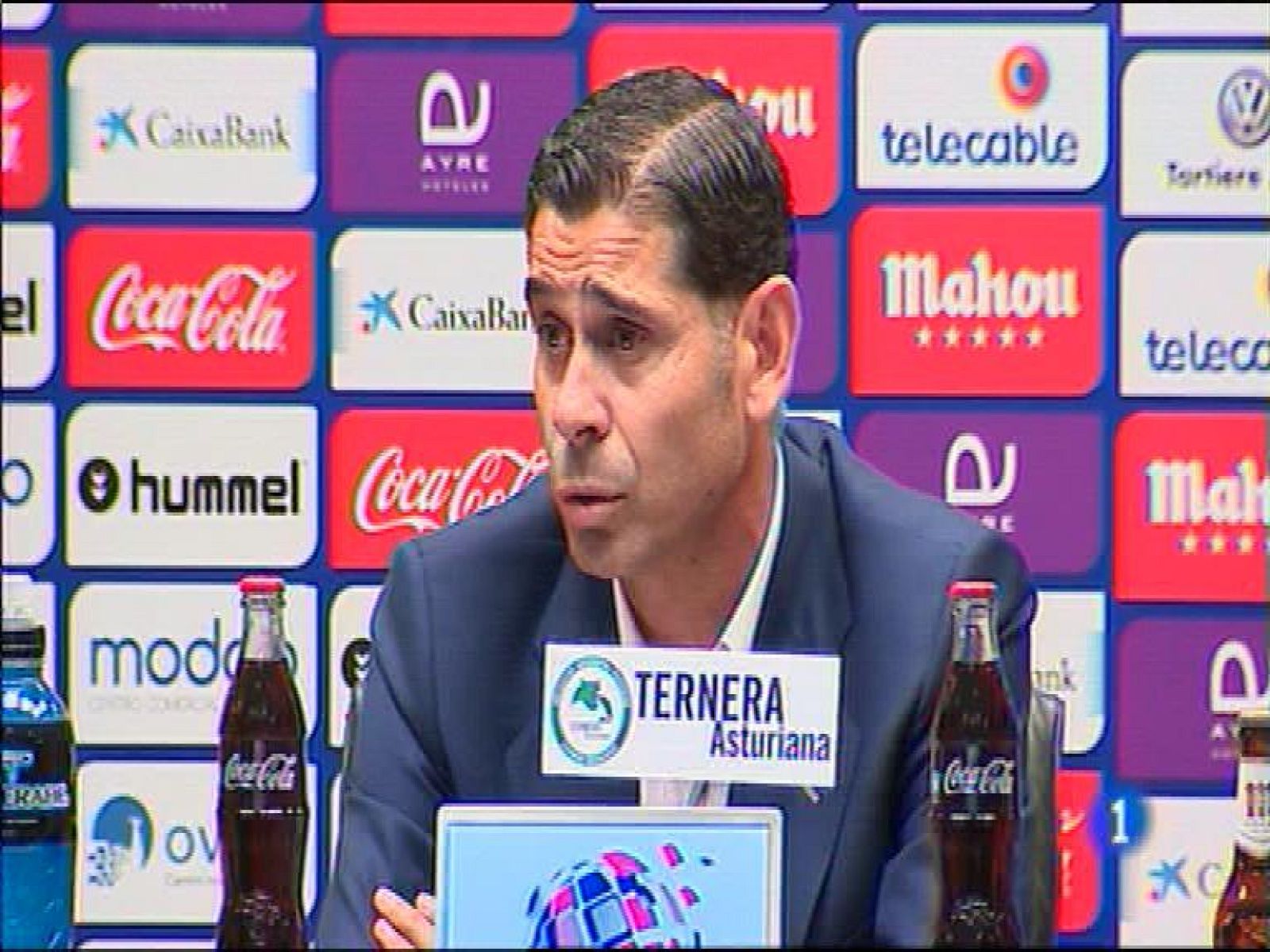  El escritor estadounidense Richard Ford ha sido galardonado esta mañana con el premio Princesa de Asturias de las Letras. El jurado ha valorado en él su cuidado detalle en las descripciones y la emoción de sus relatos.Esta candidatura había sido propuesta por dos premios príncipe de asturias de las letras: Antonio Muñoz Molina y John Banville, además de por la editora y filántropa Sigrid Rausing.Fernando Hierro inicia la toma de contacto con su nuevo club, el Real Oviedo y comienza el diseño de la plantilla, con una criba de jugadores de la pasada temporada y la determinación de nuevos fichajes. Agradece el pleno respaldo que tendrá para ello del grupo Carso. Dice que oportunidades como ésta sólo se presentan una vez.