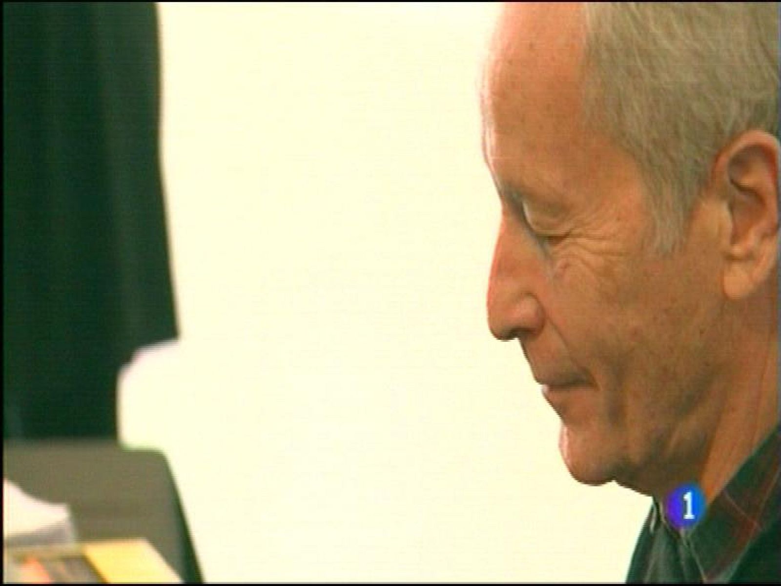  El escritor estadounidense Richard Ford ha sido galardonado esta mañana con el premio Princesa de Asturias de las Letras. El jurado ha valorado en él su cuidado detalle en las descripciones y la emoción de sus relatos.Esta candidatura había sido propuesta por dos premios príncipe de asturias de las letras: Antonio Muñoz Molina y John Banville, además de por la editora y filántropa Sigrid Rausing.Fernando Hierro inicia la toma de contacto con su nuevo club, el Real Oviedo y comienza el diseño de la plantilla, con una criba de jugadores de la pasada temporada y la determinación de nuevos fichajes. Agradece el pleno respaldo que tendrá para ello del grupo Carso. Dice que oportunidades como ésta sólo se presentan una vez.