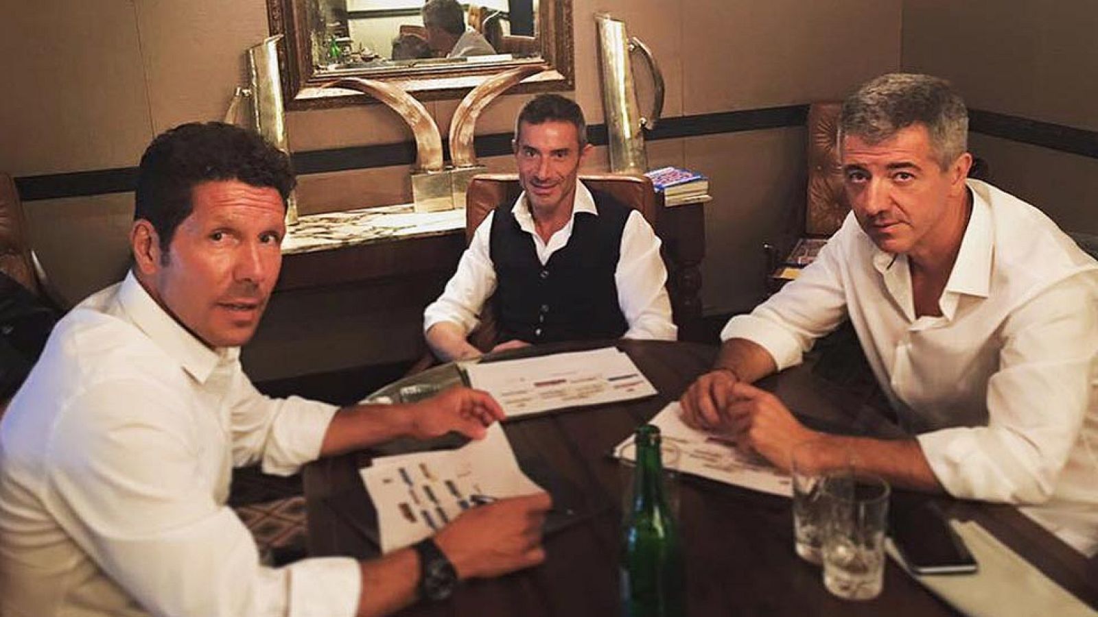 Fin a los rumores sobre `El Cholo¿ Simeone. El entrenador del Atlético de Madrid publicado un mensaje y una imagen trabajando junto al consejero delegado, Miguel Ángel Gil Marín, y el director técnico, Andrea Berta, para preparar la próxima campaña.