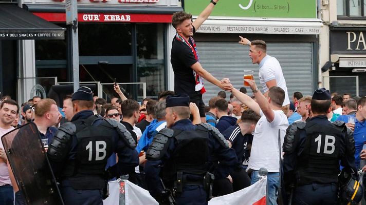 Telediario 1 - La Policía francesa detiene a más hinchas en Lille por nuevos disturbios tras el Rusia-Eslovaquia