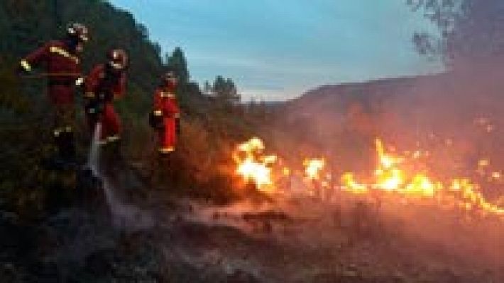 Medios aéreos trabajan en la extinción de un incendio sin control en la localidad valenciana de Bolbaite