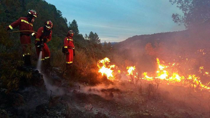 Telediario 1 - Medios aéreos trabajan en la extinción de un incendio sin control en la localidad valenciana de Bolbaite