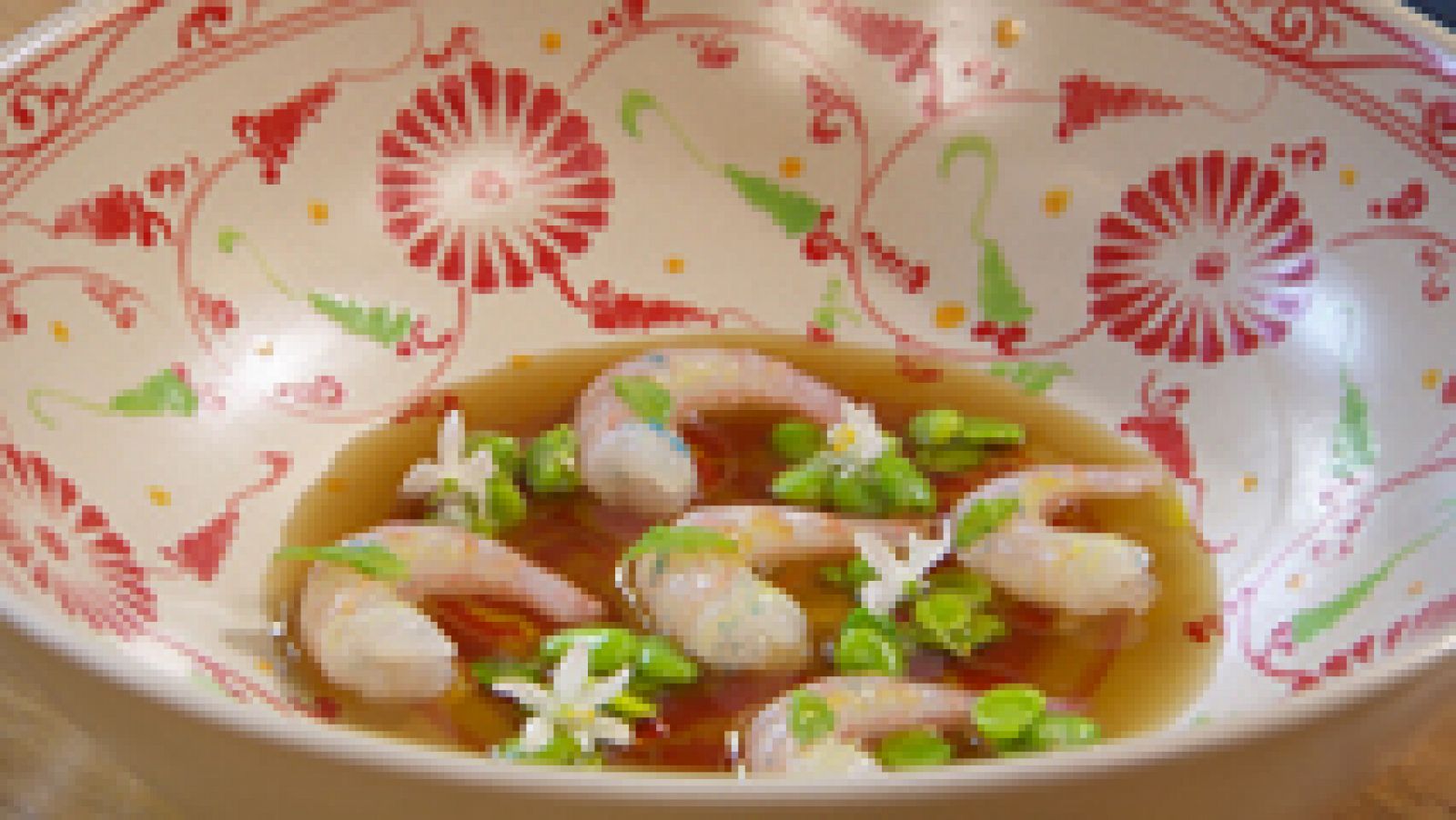 Quisquilla templada con fondo de verduras asadas