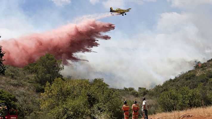 Telediario 1 - Unas 600 personas trabajan en las tareas de extinción del incendio de Bolbaite (Valencia)