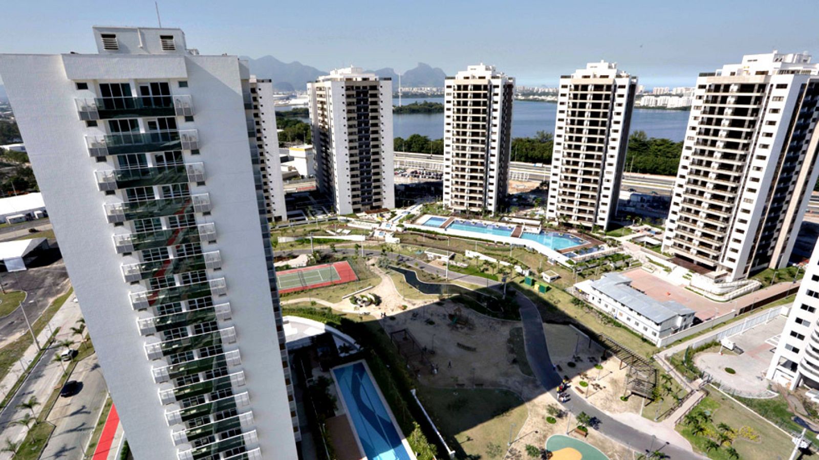 La de Río de Janeiro será la villa olímpica más grande de la historia. 31 edificios de 17 pisos cada uno, 3.600 apartamentos donde vivirán casi todos los atletas, salvo aquellos que prefieran hoteles en Ipanema o Copacabana.