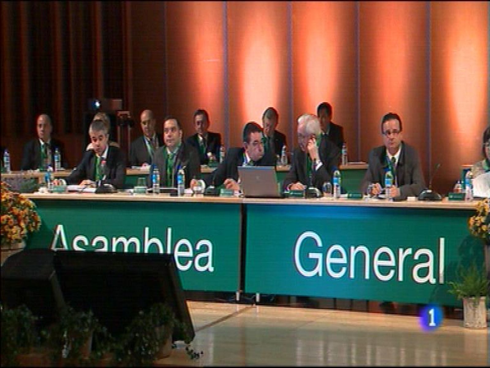  Duras críticas del Gobierno asturiano al anuncio de Fomento de que construirá un tercer carril en la autopista Y griega entre Lugones y Oviedo. El único banco de carácter público que queda en España, Caja Rural, califica de satisfactorio el último ejercicio en Asturias, en el que ganó un cinco por ciento más que en el precedente. 