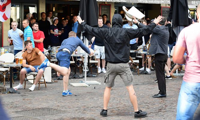 Detenidos en Colonia seis hinchas rusos tras agredir a dos turistas españoles