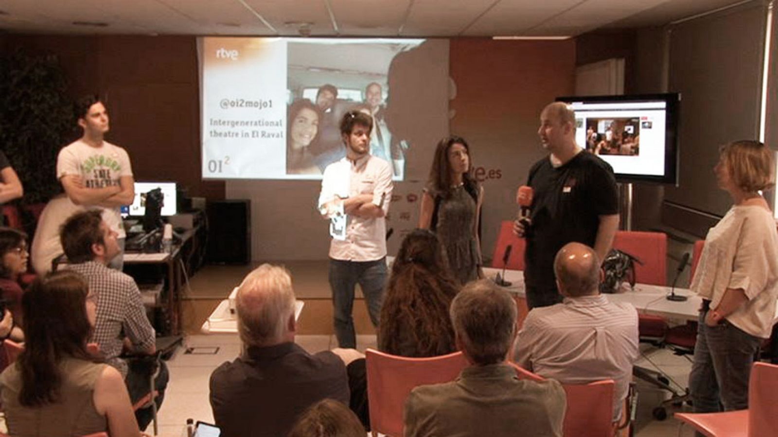 OI2 - Presentación del reportaje sobre teatro intergeneracional situado en el barrio del Raval, Barcelona