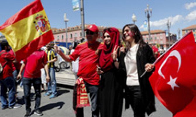 Un grupo de policías españoles acompañan a los aficionados en la Eurocopa