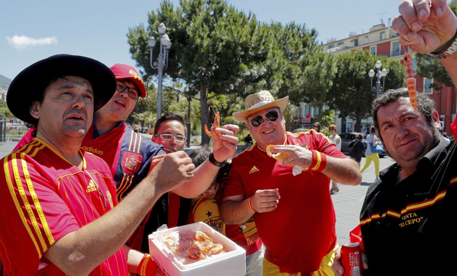 La afición española 'calienta' en Niza para el partido ante Turquía | Ver