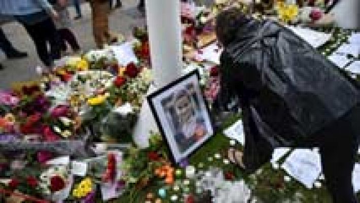 Telediario 1 - El asesinato de Jo Cox tensa la campaña del referéndum