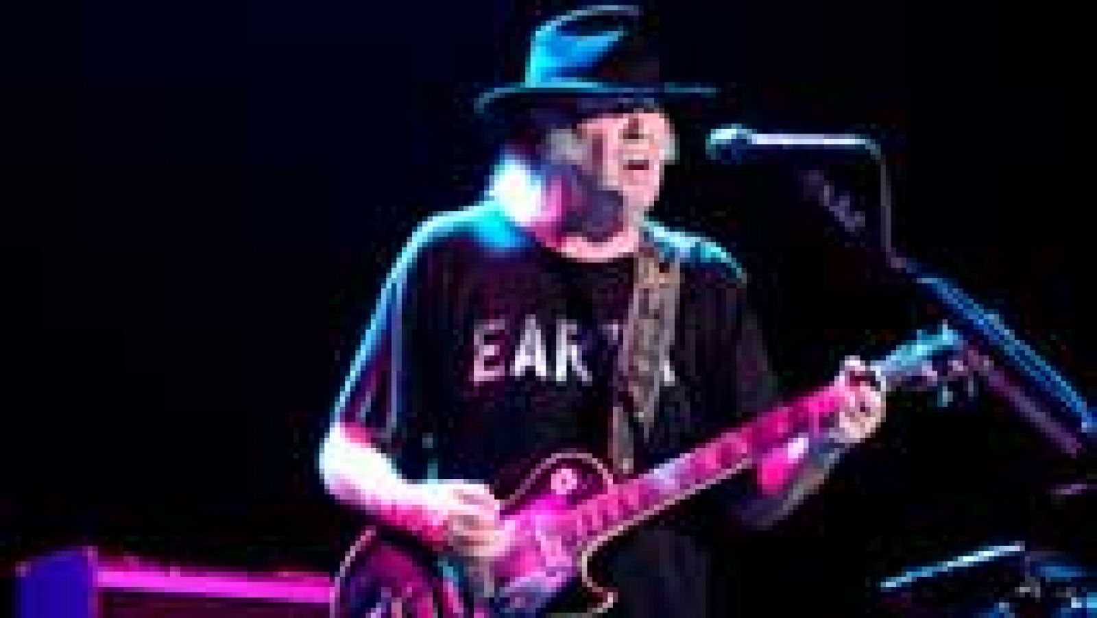 Informativo 24h: Neil Young brilla en la última  jornada del Mad Cool | RTVE Play