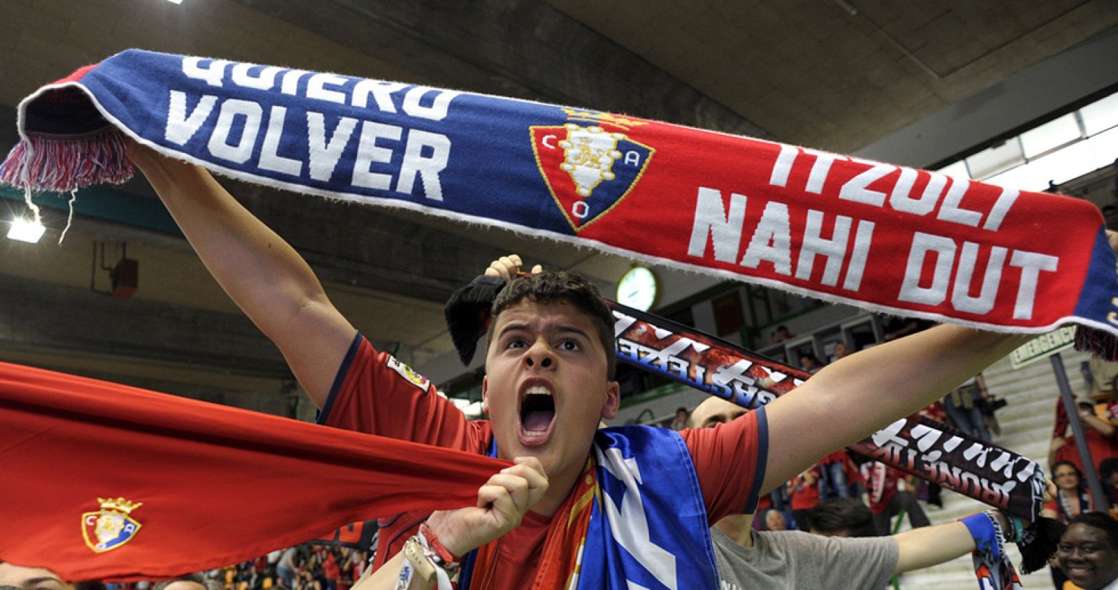 La afición del Osasuna y el equipo celebran el ascenso