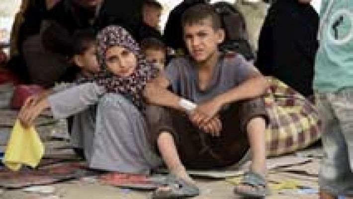 Telediario 1 - Cerca de 30.000 personas huyen de Faluya por los enfrentamientos entre el ejército y el Estado Islámico