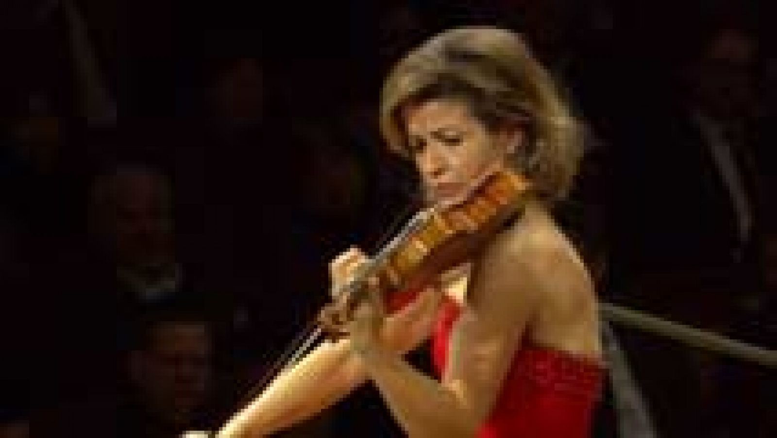 Telediario 1: La violinista Anne-Sophie Mutter, Premio Yehudi Menuhin a la Integración de las Artes y la Educación | RTVE Play