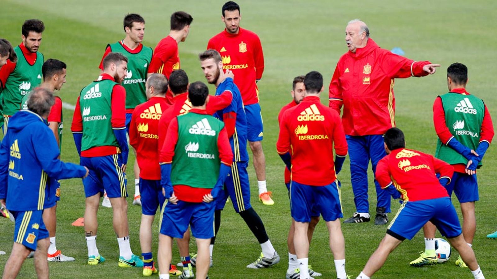 En un entrenamiento familiar, Del Bosque ha probado con rotaciones en el hipotético once titular que jugará contra Croacia el próximo martes en Burdeos.