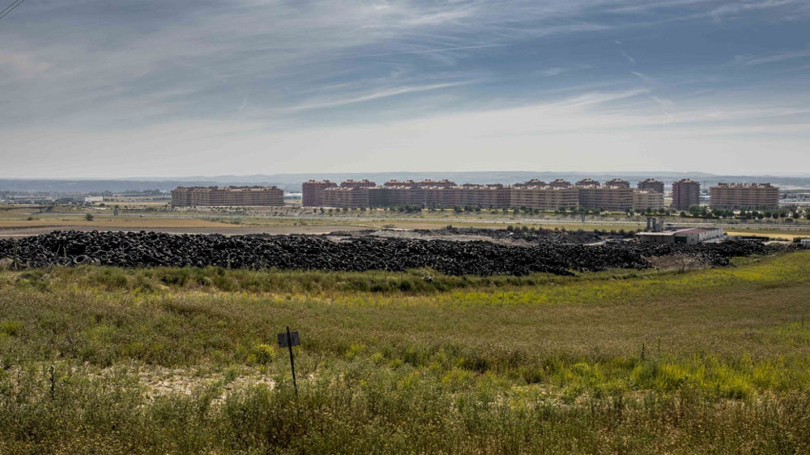 Comienzan a retirar los neumáticos que no ardieron en el vertedero de Seseña para su reciclaje
