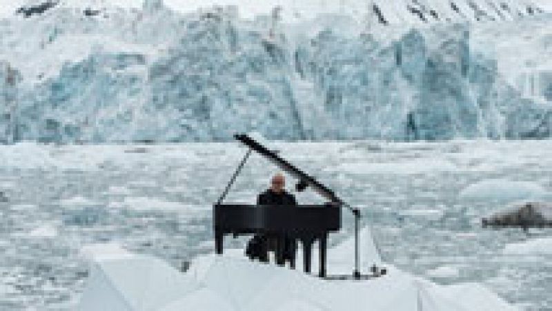 El músico Ludovico Einaudi toca en un glaciar para pedir la protección del ártico