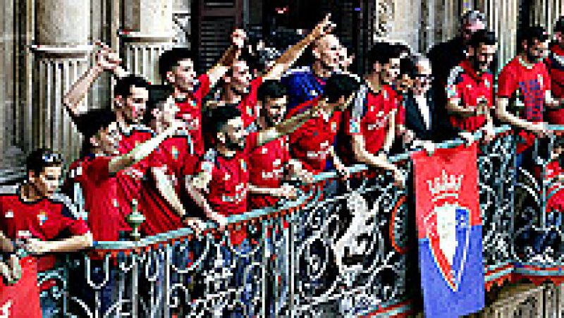 No era seis de julio pero las calles de Pamplona se llenaron para festejar el ascenso del Osasuna a Primera División.