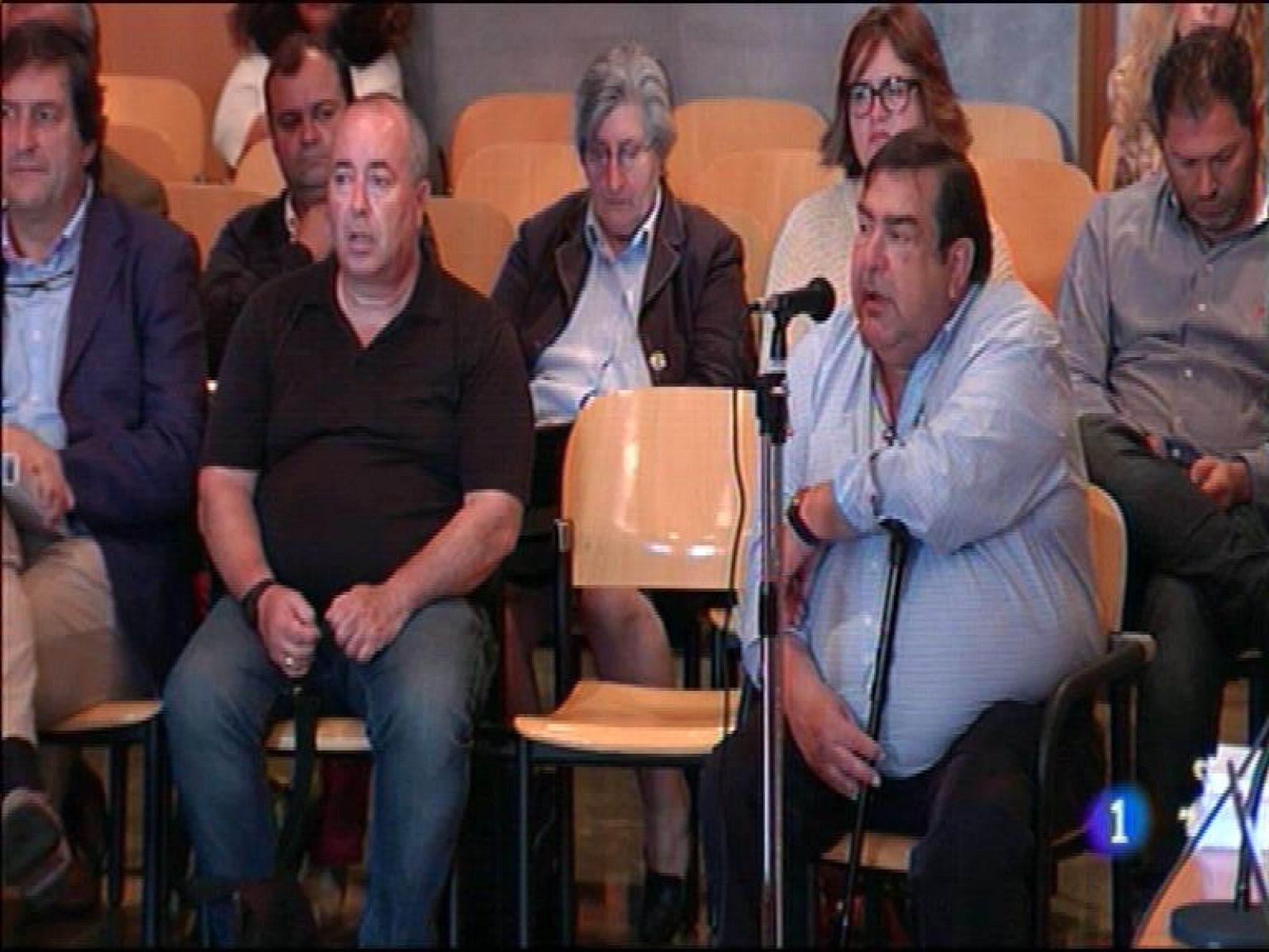  Arturo Verano, ex director general de Educación, reitera que no se explica cómo figura el los papeles del caso Marea que Almacenes Pumarín le pagó un Audi cuando él insiste en que lo compró de su bolsillo. Compareció esta mañana como testigo. Más de ocho mil opositores de toda España se disputan las 418 plazas de profesor que convoca en Principado. Se trata de la mayor oferta de empleo desde que se asumieron las competencias de Educación