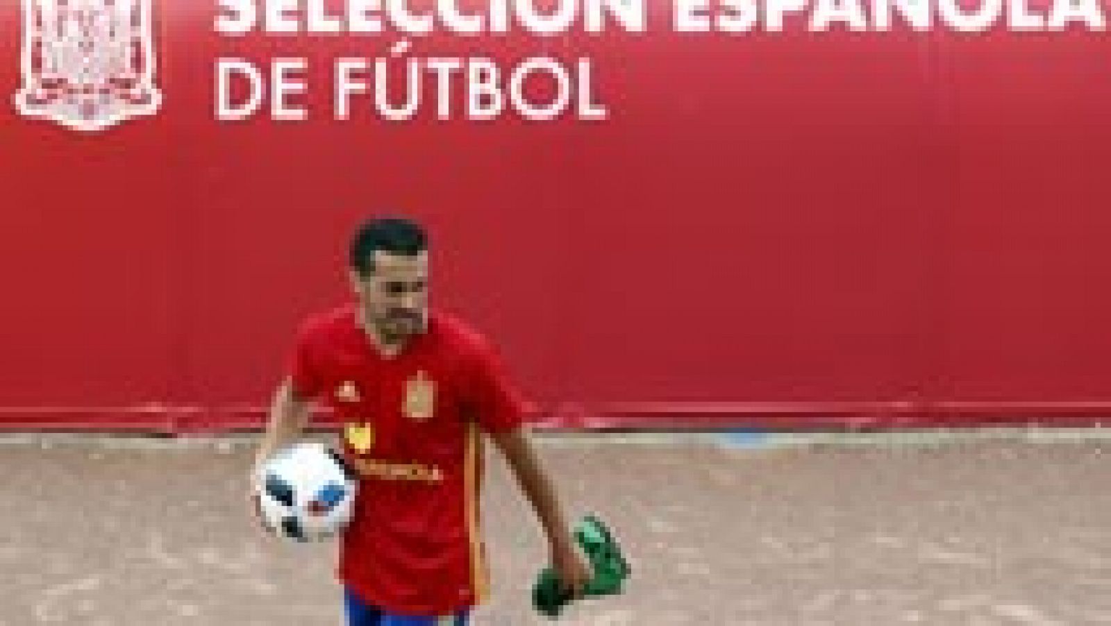 Telediario 1: Pedro pide hablar ante los medios tras su queja por no tener minutos con la Roja | RTVE Play