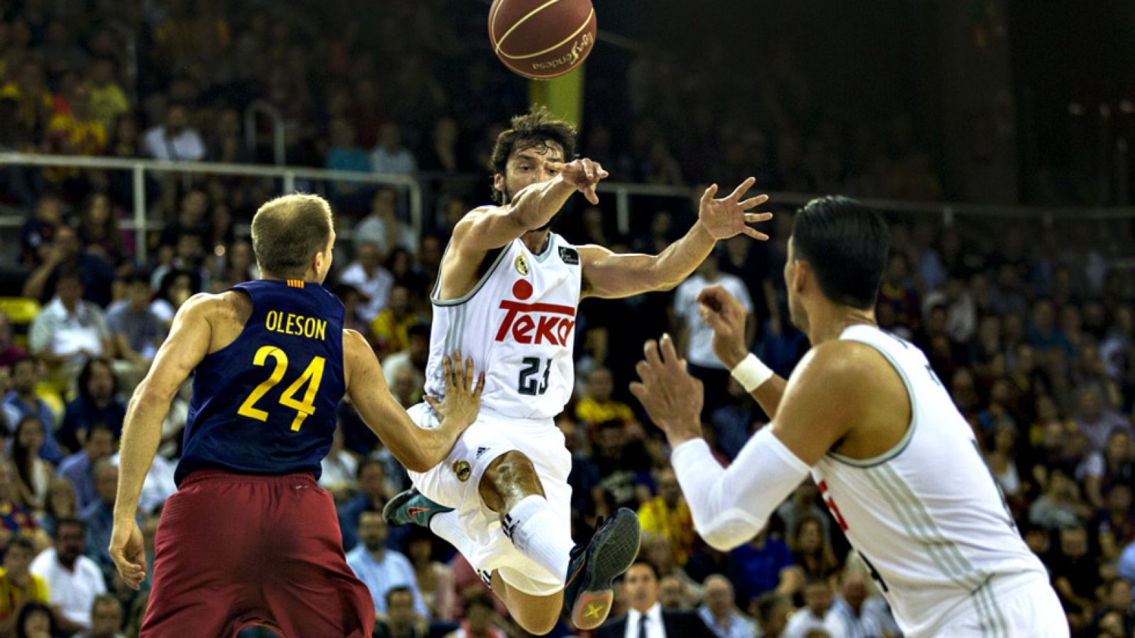 El Real Madrid y el FC Barcelona Lassa disputarán este lunes en el  Barclaycard Center (20.00 horas, Teledeporte/C+Deportes) el tercer  encuentro de la final de la Liga Endesa, en la que los blancos se han  hecho con la ventaja de campo tras una cont