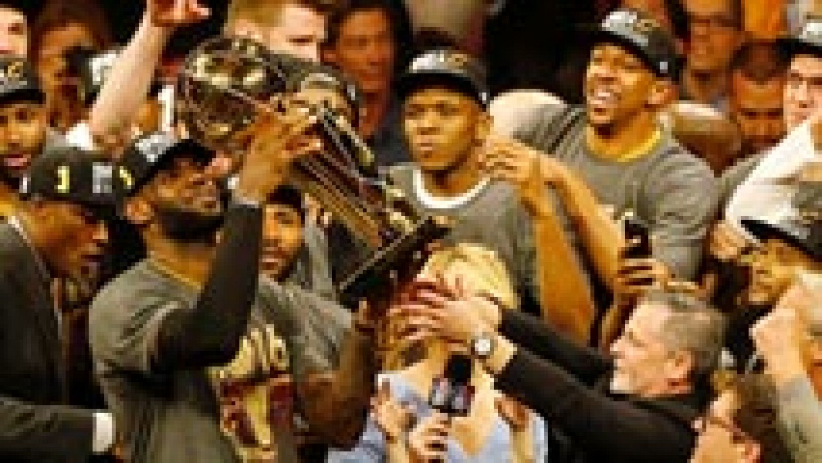 Telediario 1: 'King' James 'regala' a los Cavaliers el anillo de la NBA | RTVE Play