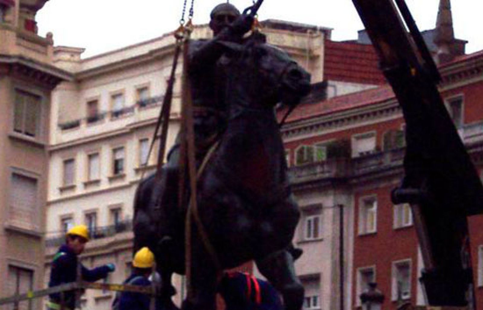 Santander retira la última estatua ecuestre de Franco de la vía pública | Ver