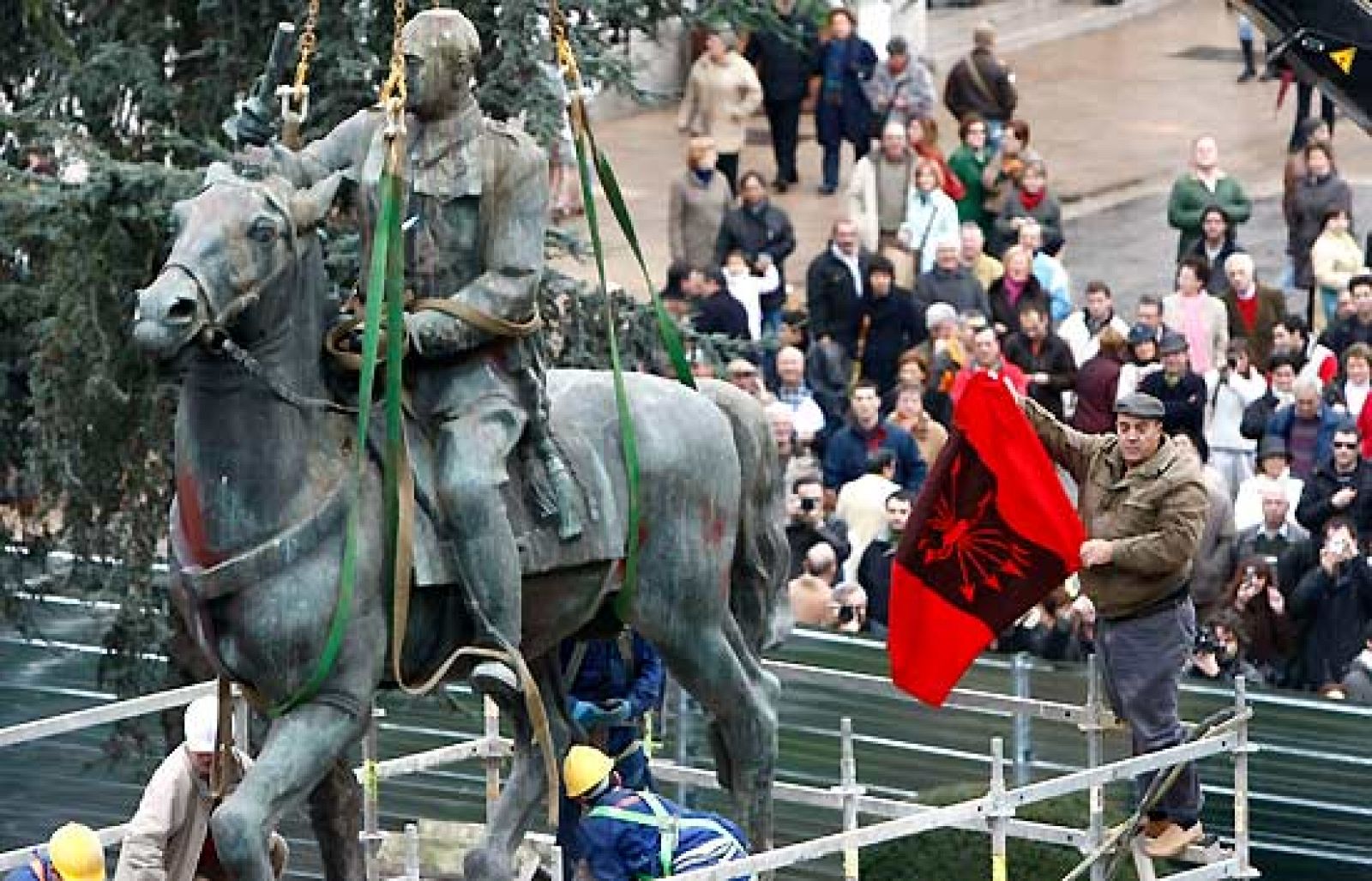 Santander retira la última estatua ecuestre de Franco de la vía pública