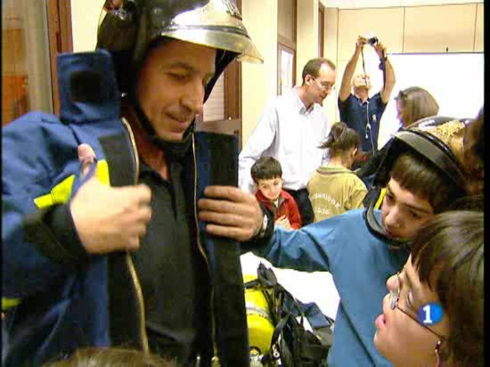 Un efectivo de bomberos visita a los niños ciegos