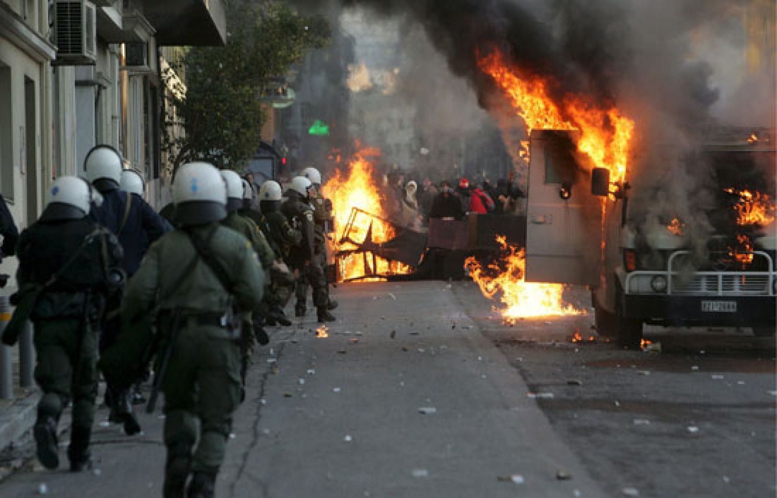 La violencia no cesa en Grecia después de trece días desde la muerte de un joven estudiante por disparos de la policía. La oleada de disturbios y altercados aumenta.