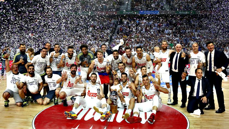 El Real Madrid se ha coronado campeón de la Liga Endesa ante su  público tras derrotar (91-84) al FC Barcelona Lassa en el cuarto  partido del 'play-off' por el título disputado en el Barclaycard  Center, defendiendo la corona que conquistó el año pa