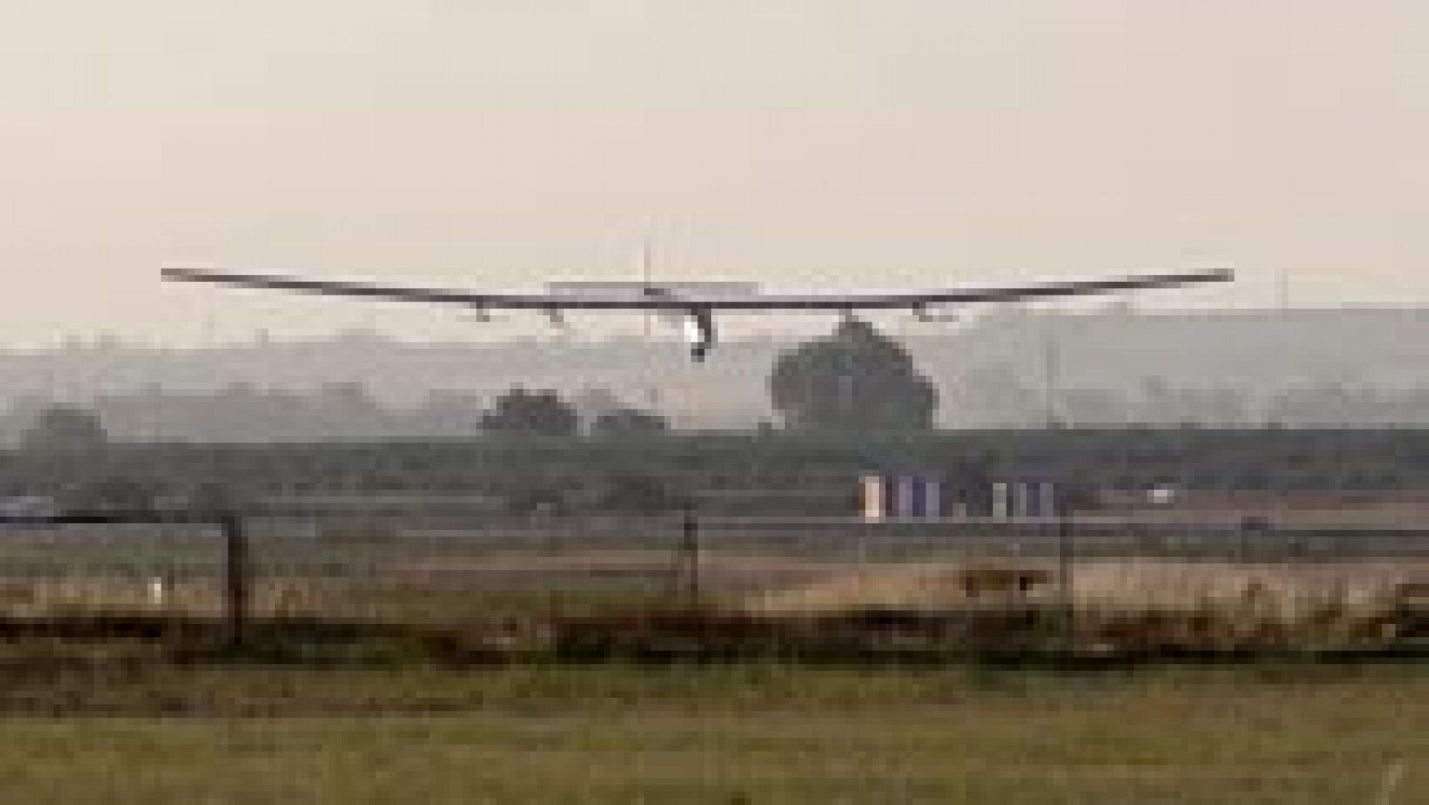 Telediario 1: El avión solar Impulse II llega a Sevilla tras una de las etapas más difíciles de su viaje | RTVE Play