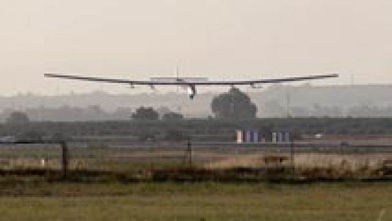 El avión solar Impulse II llega a Sevilla tras una de las etapas más difíciles de su viaje