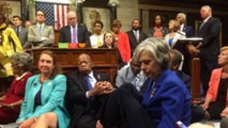 Los demócratas improvisan una sentada en el Congreso de EEUU para pedir mayor control de armas