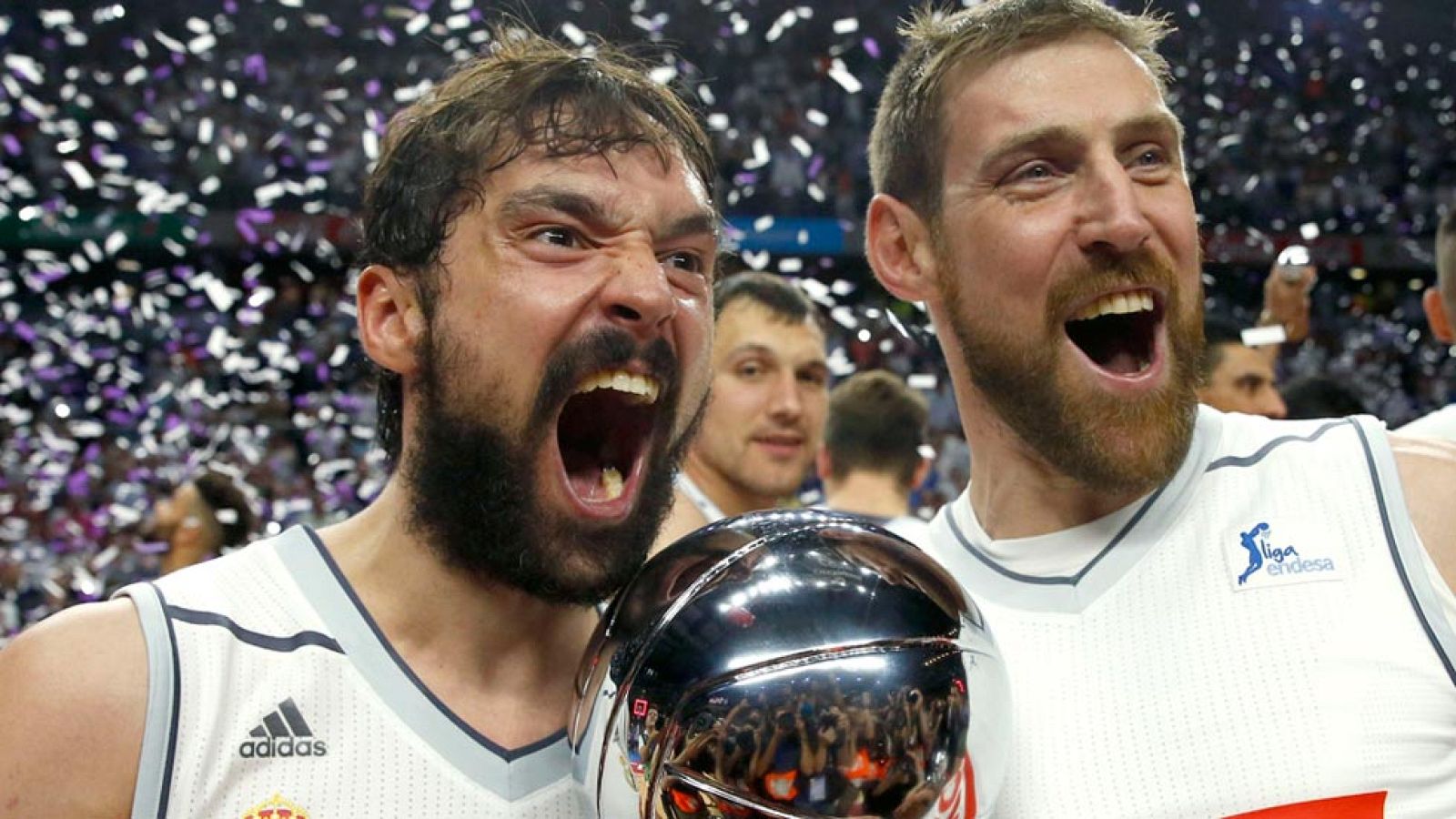 El Real Madrid se ha proclamado campeón de la Liga Endesa al derrotar en el cuarto partido de la serie final al FC Barcelona Lassa por 91-84. Sergio Llull termina la final como MVP con 23 puntos de valoración.