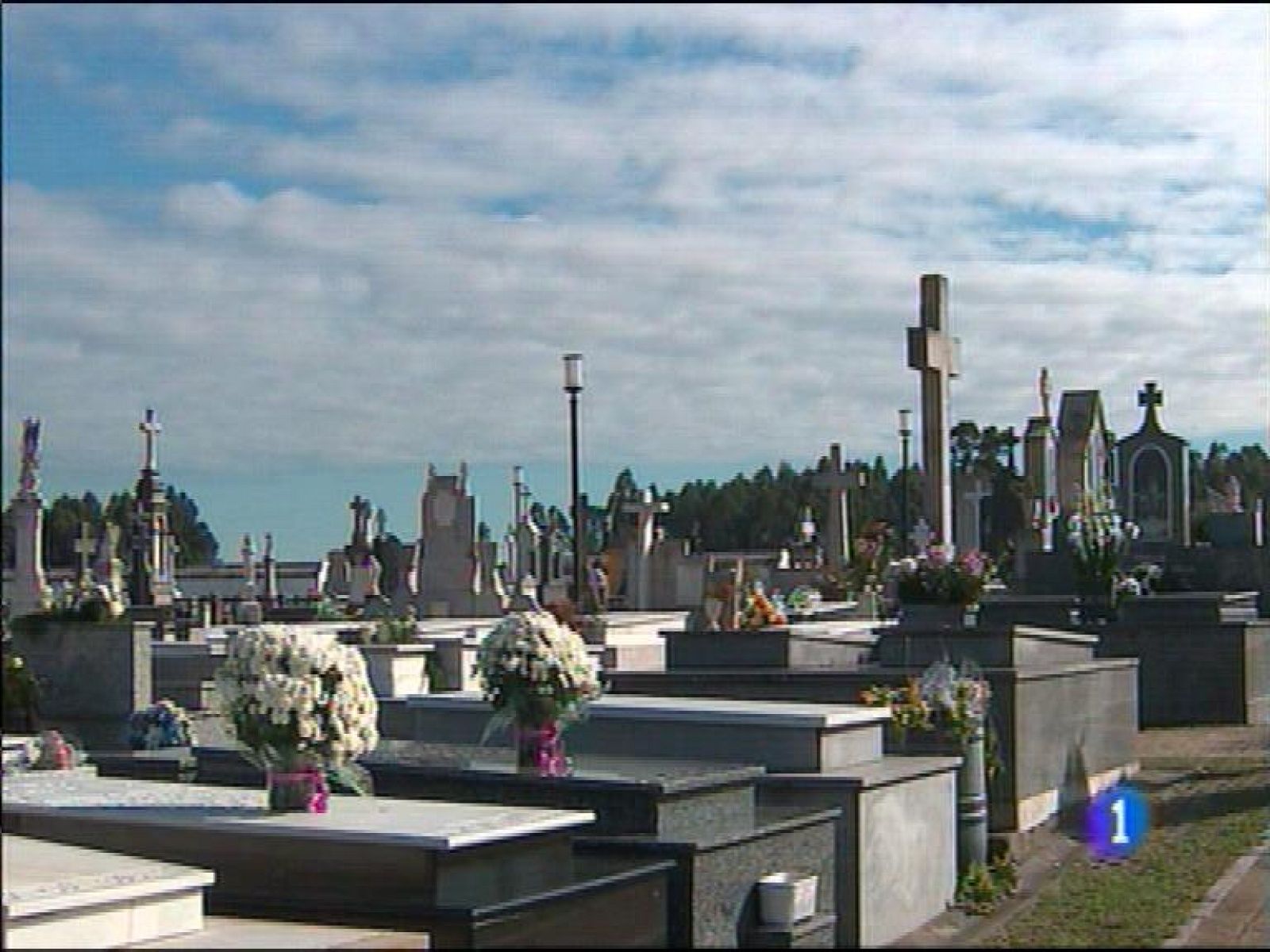  El número de fallecimientos en España supera ya a los nacimientos debido a la situación demográfica de Asturias, Castilla-León y Galicia, donde las muertes duplican a las nuevas vidas. El Principado tuvo el año pasado la menor tasa de nacimientos por cada mil habitantes y la mayor de mortalidad.El Ayuntamiento de Oviedo quiere mejorar la estética de algunos edificios de la capital, decorando las medianeras con murales y grafitis. Cuenta para ello con la colaboración de arquitectos urbanistas y de los artistas agrupados en la asociación SOS Cultura..