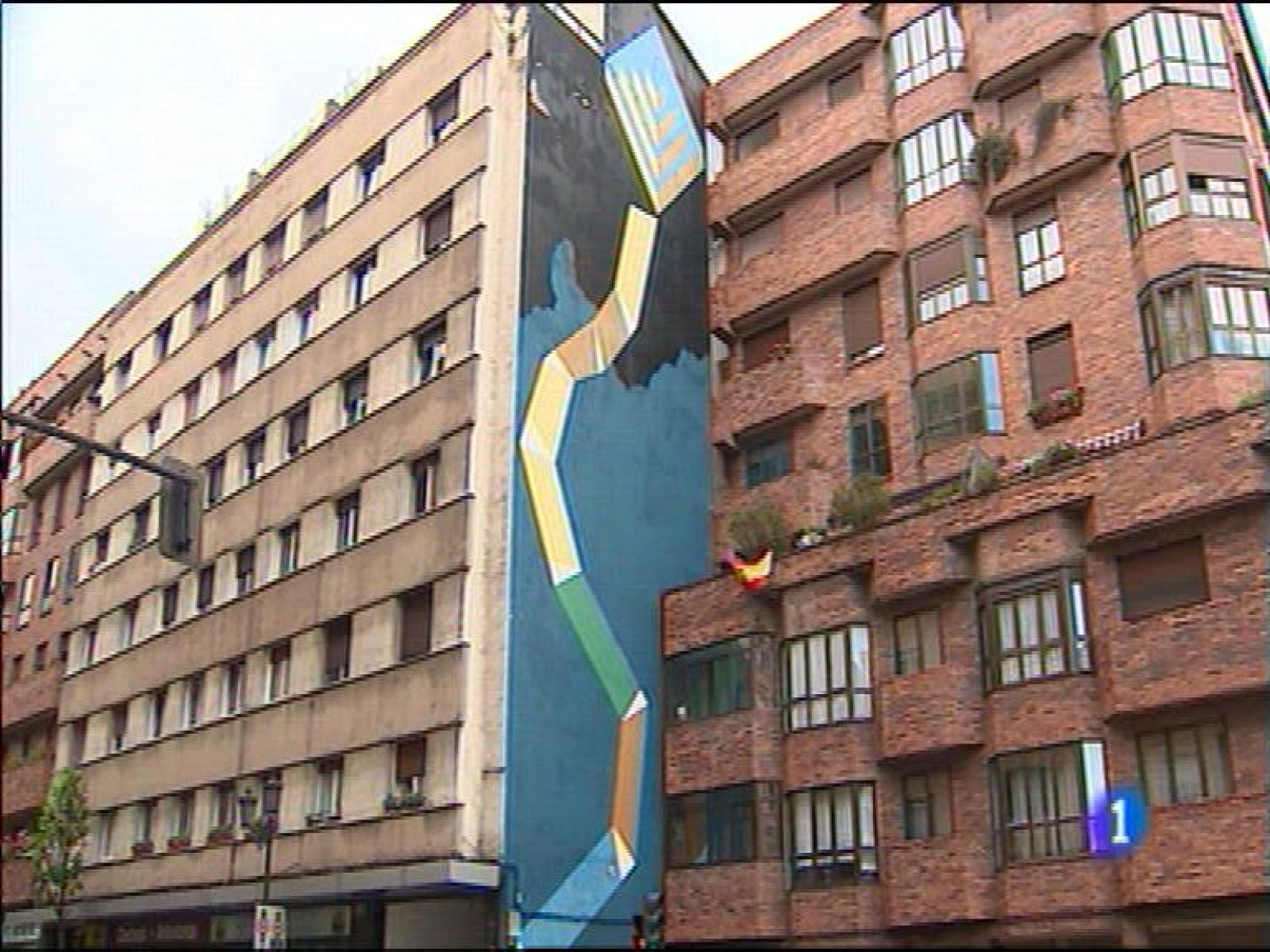  El número de fallecimientos en España supera ya a los nacimientos debido a la situación demográfica de Asturias, Castilla-León y Galicia, donde las muertes duplican a las nuevas vidas. El Ayuntamiento de Oviedo quiere mejorar la estética de algunos edificios de la capital, decorando las medianeras con murales y grafitis. 